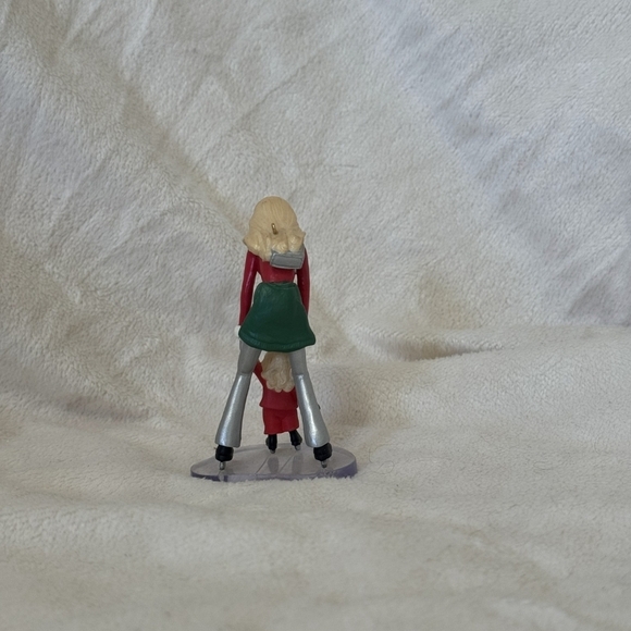 Vintage Hallmark Keepsake Ornament 2001 Barbie™ and Kelly™ on the Ice - Picture 5 of 9